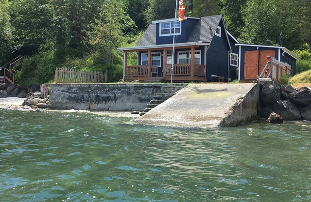 Puget Sound-Kabine am Wasser, wenige Minuten von der Fähre nach Bainbridge in die Innenstadt von Seattle