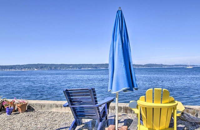 Waterfront Puget Sound Retreat: Steps to Beach!