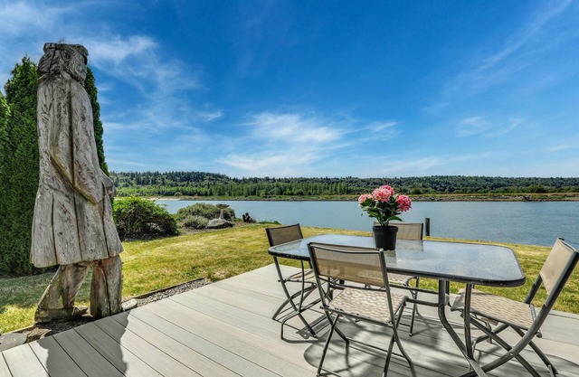 Waterfront in La Conner. Community beach & boat launch. VIEWS! Great walking!