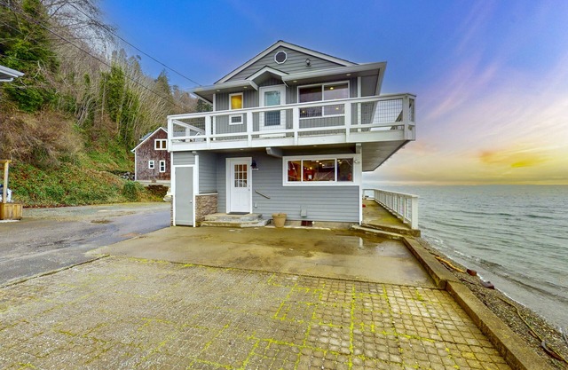 Waterfront Retreat on Camano Island – Stunning Views!