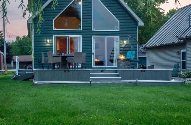 Waterfront Retreat with AC and WiFi in Houghton Lake
