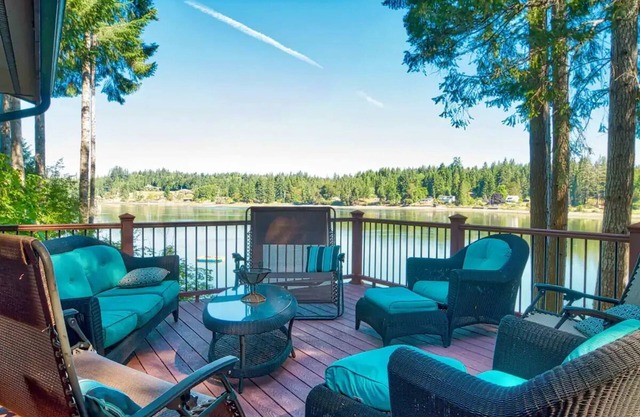 Waterfront retreat on Hammersley Inlet, 3-bedrooms, sleeps 8, with AC