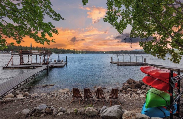 New! Waterfront| Kayaks| Beach| Elevated Deck for Lake Days and Summer Nights