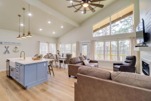 Waterfront Retreat on Greers Ferry Lake with Hot Tub