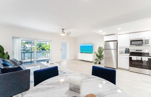 Waterfront Retreat Views, Pool, Hot Tub, Gym Walk to Beach & Boca Resort!