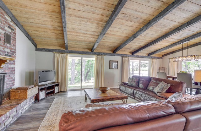 Waterfront Retreat w/ Deck on Lake Eufaula!