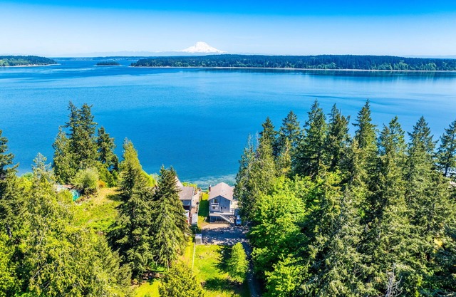 Waterfront Retreat with Mt. Rainier Views+Hot tub