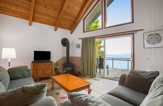 Waterfront retreat with wraparound deck, grill, Hood Canal views & beach access
