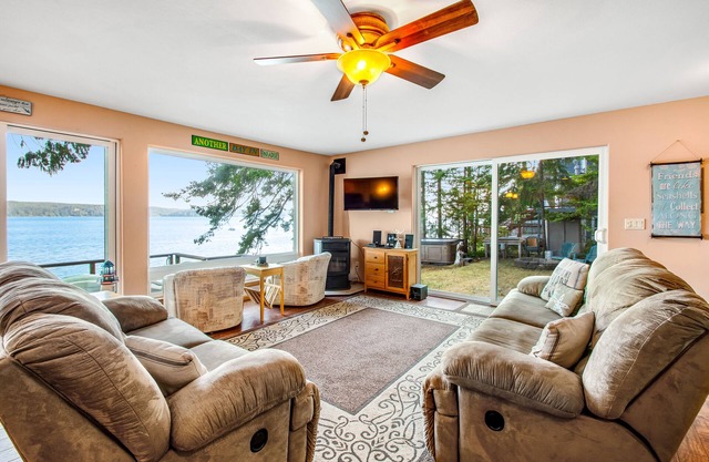 Waterfront retreat with firepit, grill, deck & washer/dryer