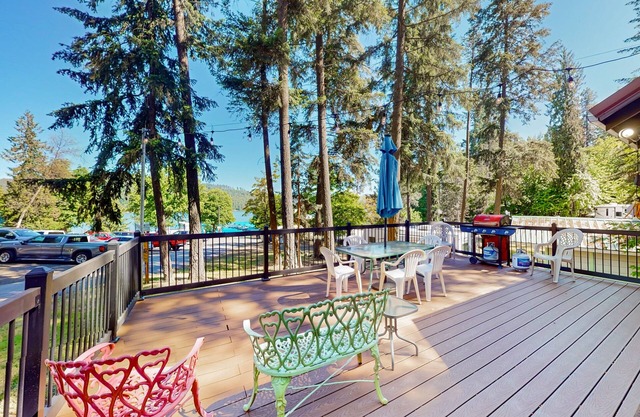 Waterfront retreat with a large deck, grill, board games, and AC - dog-friendly