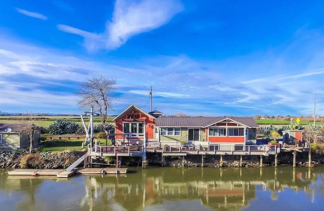Waterfront retreat, year round fishing, boating, wine tasting. 1 hr from SF!