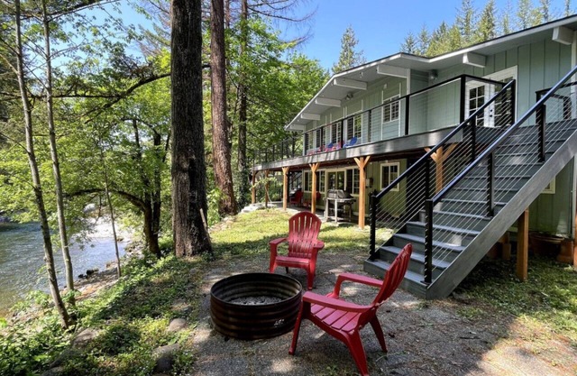 Waterfront: River’s Edge on Washougal River