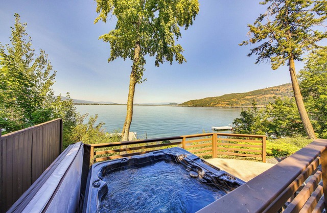 Waterfront Sagle Retreat w/ Hot Tub & Fireplace