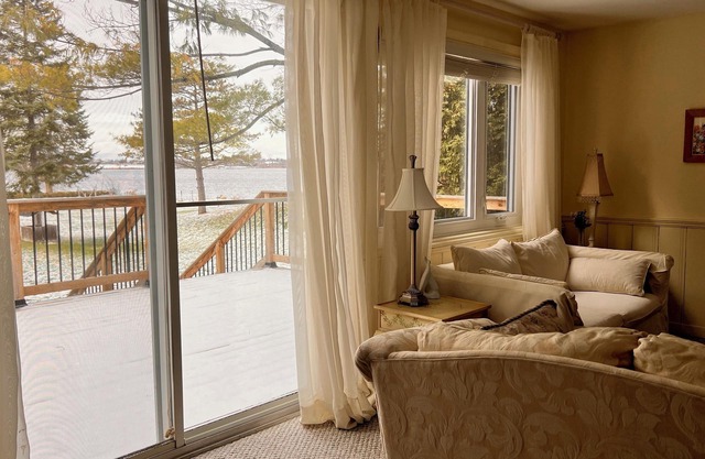 WATERFRONT Seaside Bungalow. Amazing views on Island 17, Long Sault.