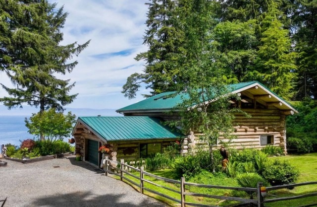 Waterfront, secluded beach. Breathtaking views, Spacious Log Home. Pet friendly.
