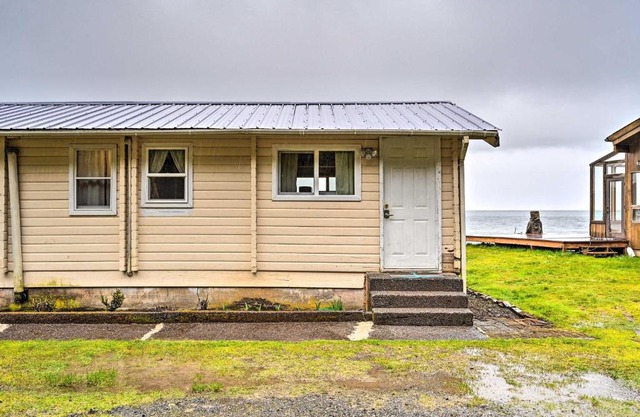 Waterfront Sekiu Escape - 9 Mi to Neah Bay!
