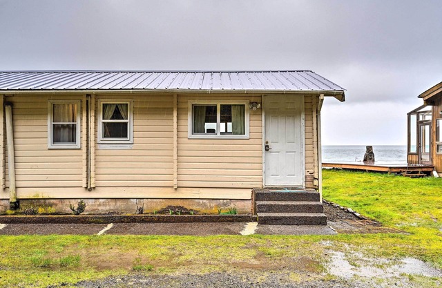 Waterfront Sekiu Escape - 9 Mi to Neah Bay!