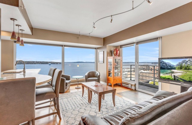Waterfront Skyline Condo - Gym, Pool, Free Parking
