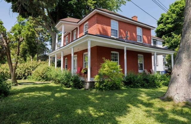 Waterfront Spacious 4-bedroom house with WiFi and AC in gorgeous Pointe-Claire