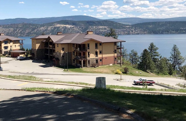 Waterfront Spacious 3 Bedrooms Condo