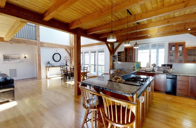 Waterfront, Spacious 5-bedroom Wedding Venue estate in charming Powhatan!
