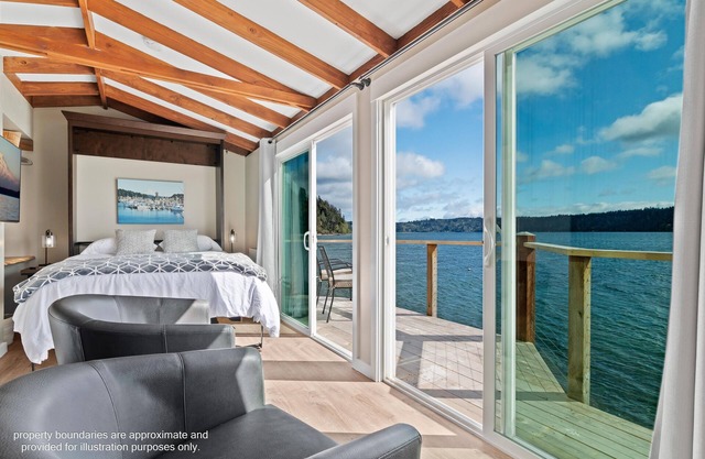 Waterfront Studio Apartment. Perfect for work or play.