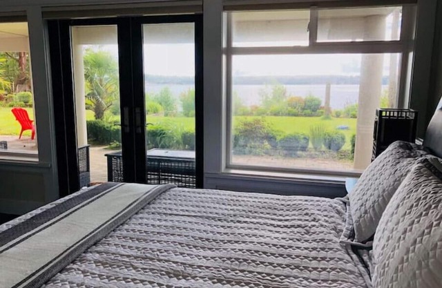 Waterfront Suite near Victoria BCn2BR 2 Baths Outdoor kitchen and superb Viewsn