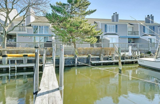WATERFRONT SUMMER AND WINTER RENTAL IN PRESTIGIOUS BAY POINT HARBOUR