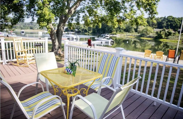 Waterfront Summer Cottage on Nanaquaket Pond