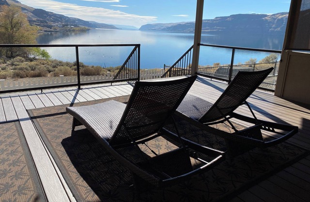 Waterfront Sunland Home - Minutes from the Gorge Amphitheatre and Cave B Winery.