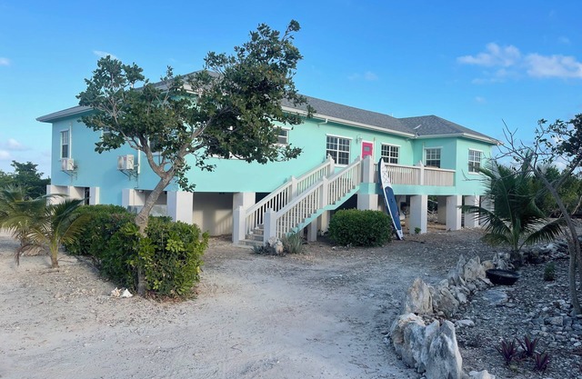 Waterfront 3-bedroom 3-Bath / AC / WiFi /BoneFish / gorgeous North Caicos TCI.