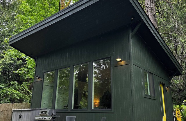 Kleines Haus am Wasser in der Nähe des Olympic NationalPark
