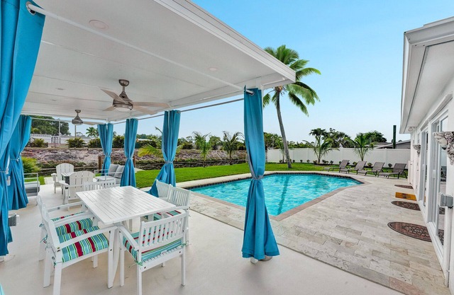 Waterfront Tropic Oasis: Heated Pool, Pergola, Canal, Dock, Air Hockey!