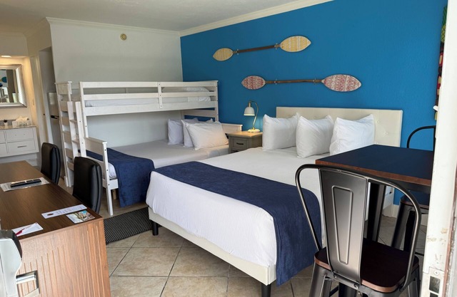 Waterfront Unit, Heated Pool, 70" TV, Tiki Bar & Grill, On The Marina!