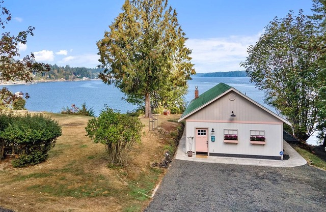 Waterfront vacation cottage on Puget Sound. Kayak from your private beach. Unsurpassed views of Pickering Passage and the Hartstein Island bridge. South end of the Olympic Peninsula, complimentary kayaks.