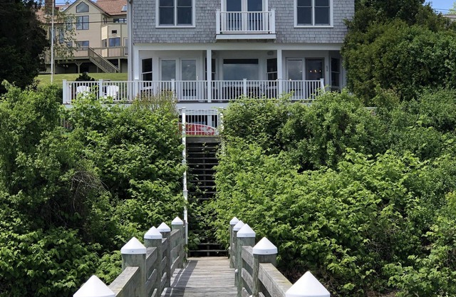 Ferienhaus am Wasser mit einem Dock