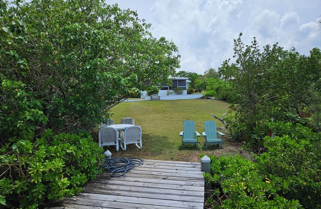 Uferpromenade am White Sound, privates Dock, Strand und Swimmingpool,