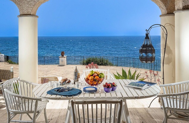 Villa am Meer mit Panoramaterrasse und Garten
