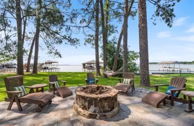 Waterfront, volleyball court, 2 mins to town, amazing patio, fire pit & more