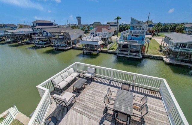 Waterfront W/Community Pool & 5 Min to Beach!