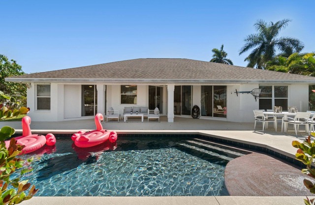 Waterfront w/Pool & Patio - Close to Everything