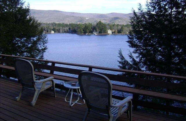 Waterfront Winnipesaukee Lake House mit Dock, Deck und Aussicht