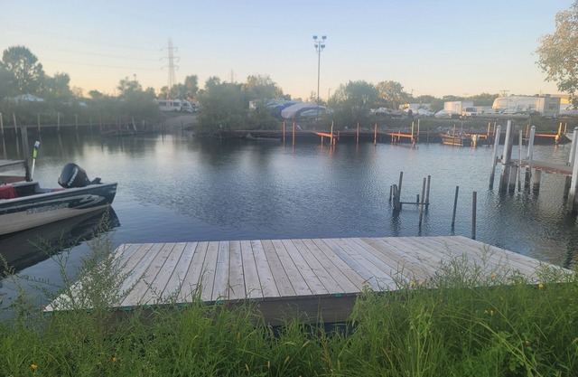 Waterfront with boat dock 3-bedroom house on Detroit River canal. Good for 8