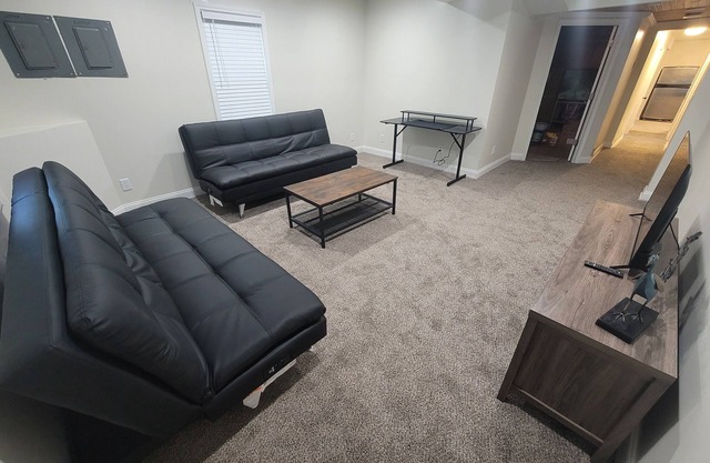 Waterfront with boat dock 1-bedroom on Detroit River canal. Good for 4 people