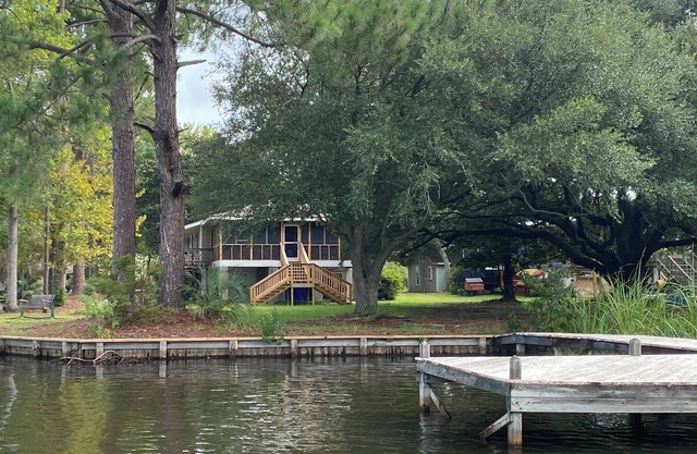 Waterfront with dock, less than 5 min to boat landing, gas, ABC and restaurant.