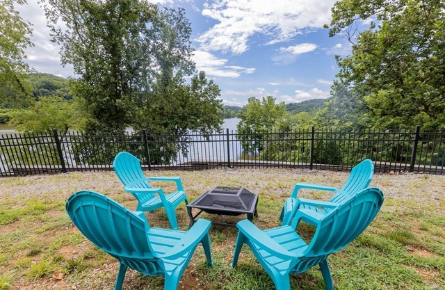 Waterfront with Great Views of Claytor! 3BS5