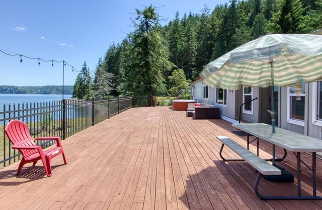 Waterfront with Hot tub, Fire-pit, Kayak