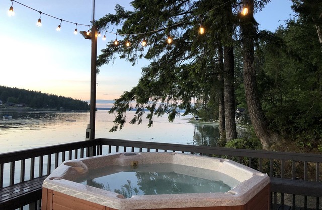 Waterfront with Hot Tub PNW Cabin