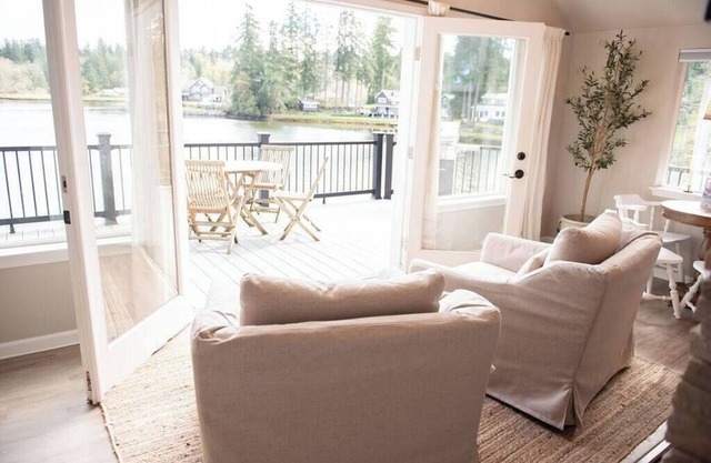 Waterfront Wollochet Cottage