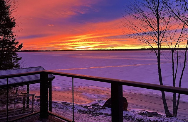 Waterfront woodland retreat on gorgeous Lake Winnecook!
